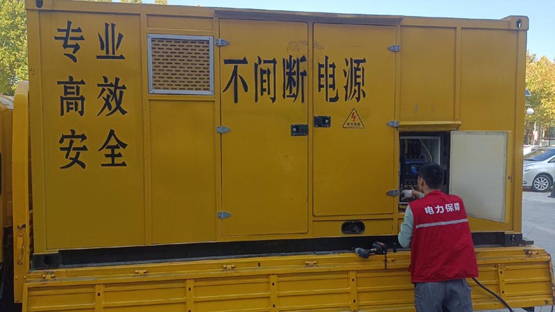 东河柴油发电机组和UPS电源配合使用时，如何避免切换过程中的电力中断？