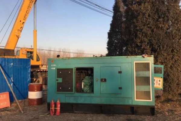 东河如何通过改变励磁回路电阻的方式调节柴油发电机组的输出电压？